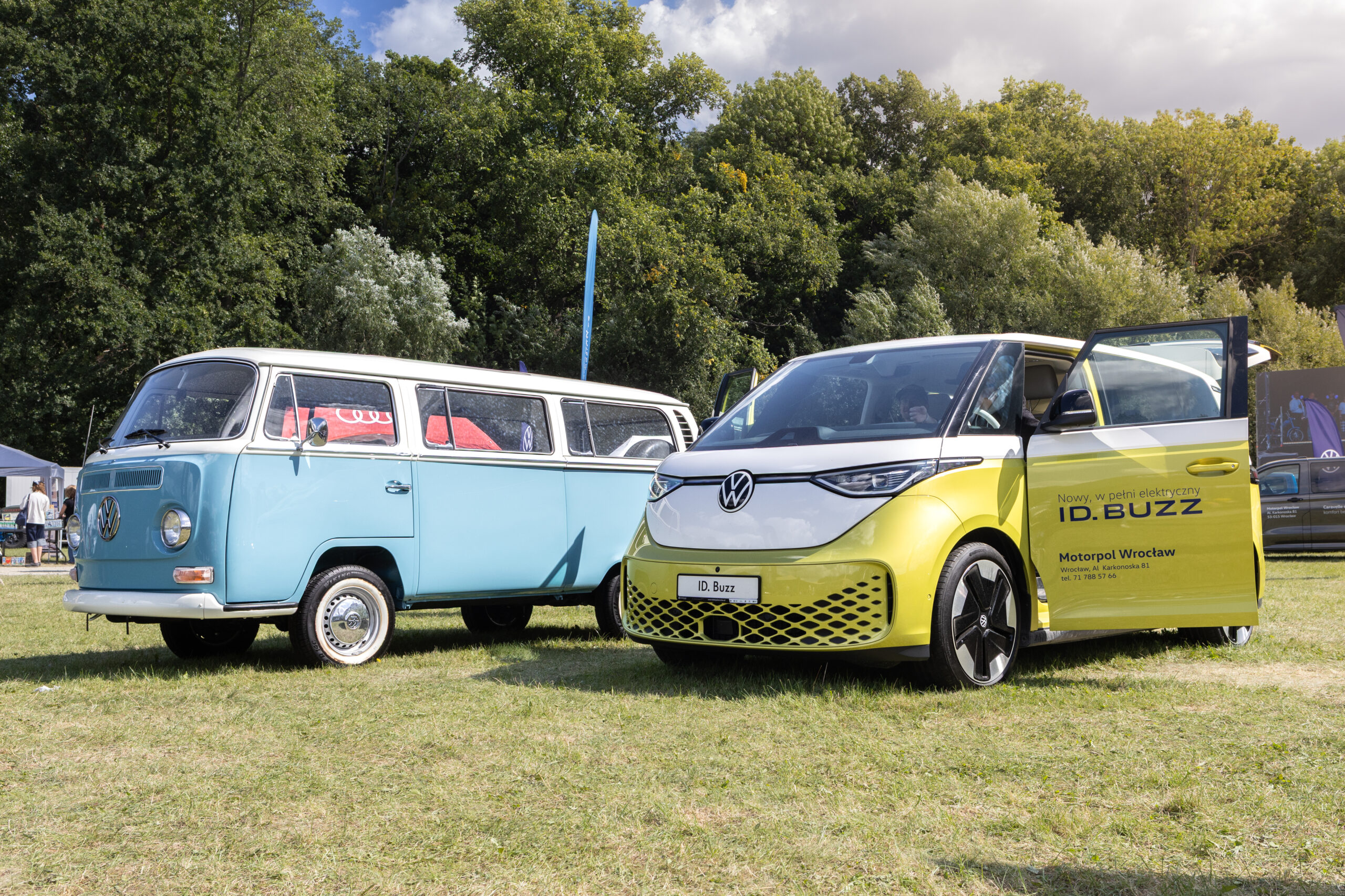 Volkswagen T2 i Volkswagen ID.Buzz stojące obok siebie podczas Motoclassic 2025 Wrocław