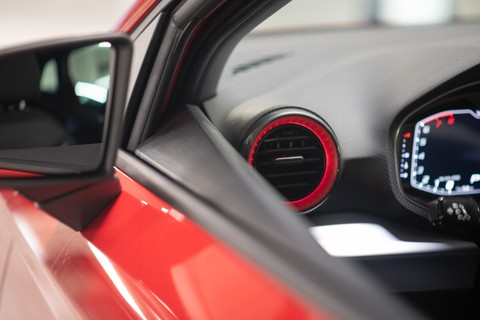 Przygotowanie do podróży latem. otwarte okno i włączony nawiew klimatyzacji. SEAT Ibiza
