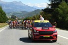 ŠKODA Enyaq na czele peletonu Tour de France dzień po premierze modelu w Pradze